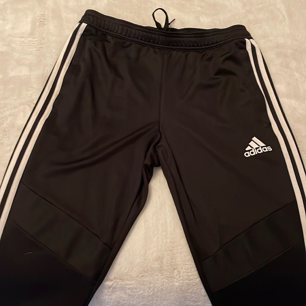 Used men’s Adidas pants Size M